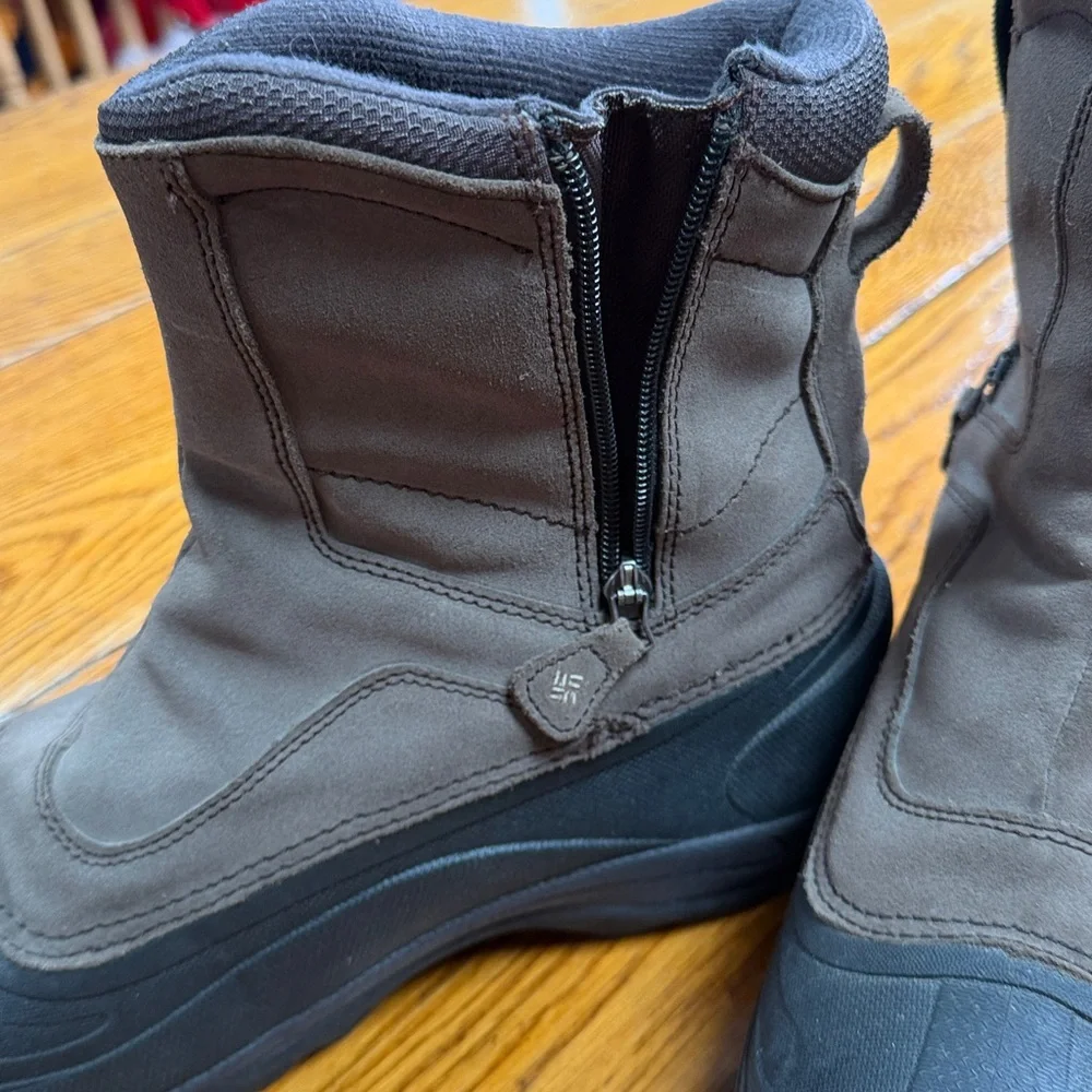 Columbia Canadian Crest zip close insulated men’s boots. Size 11.5.